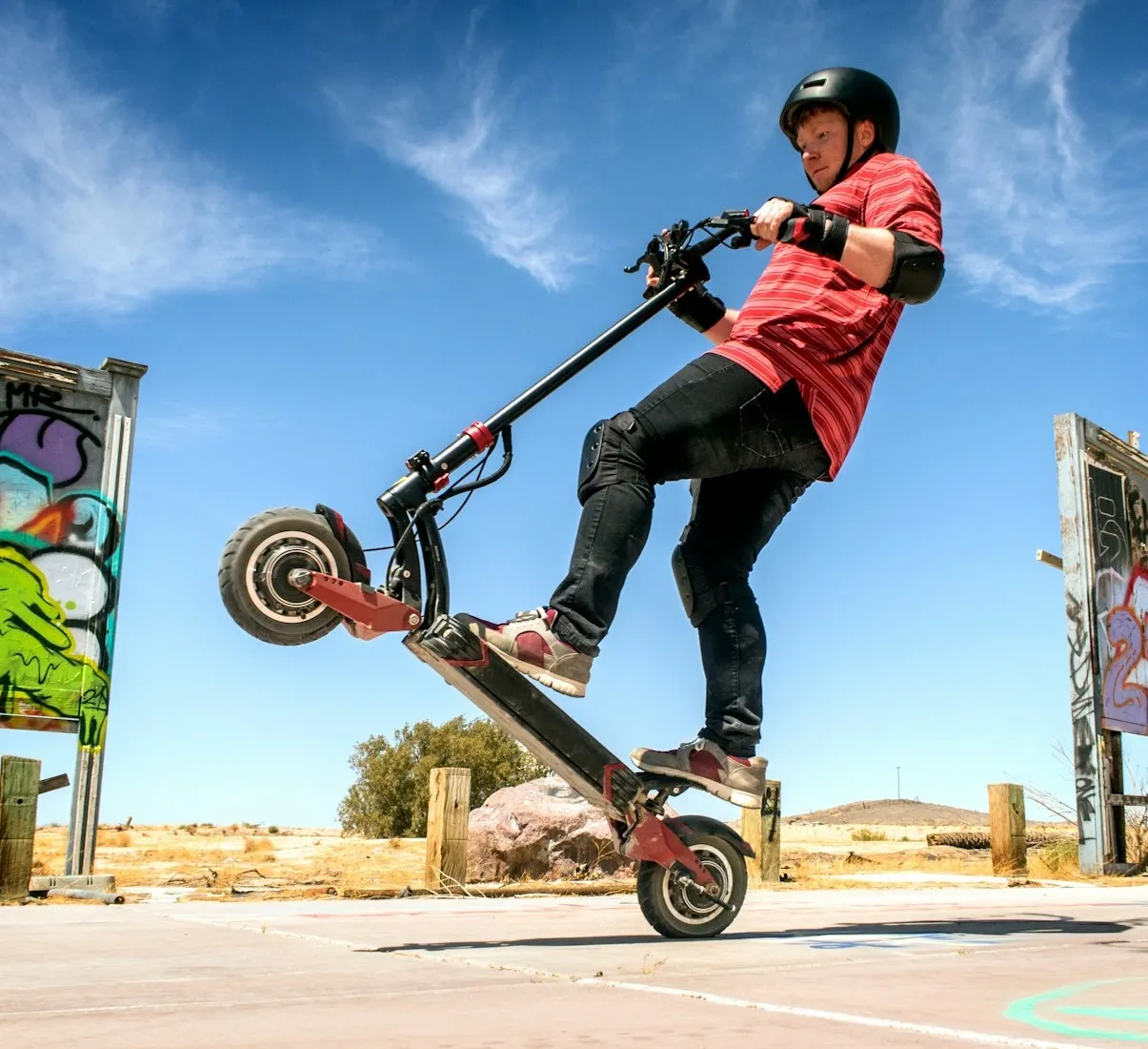Un rider in impennata su un monopattino elettrico